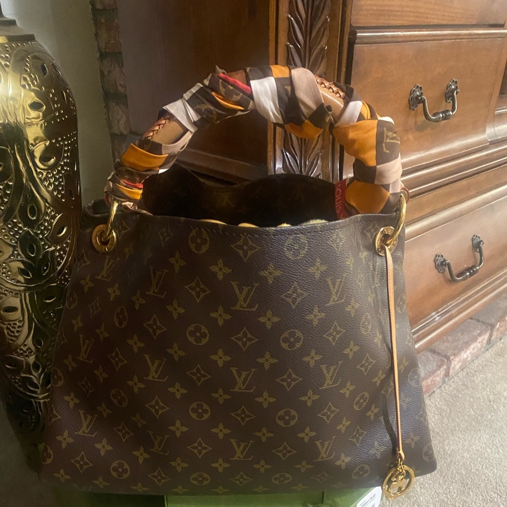 Louis Vuitton artsy mm